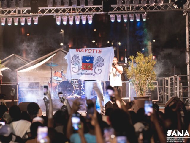 Drapeau de Mayotte brandi sur la scène du festival SANAA - Agrandir l'image, fenêtre modale