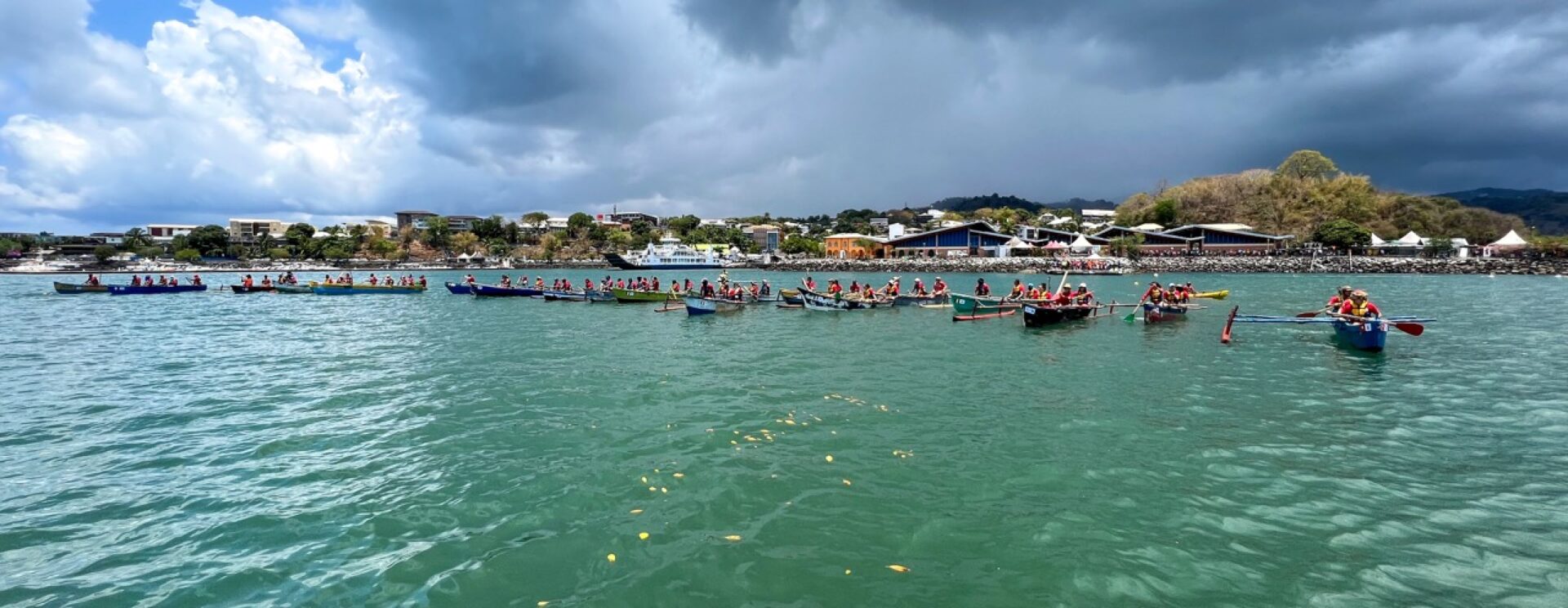 Pirogues alignées sur la ligne de départ de la course de pirogues de Mamoudzou (2022)