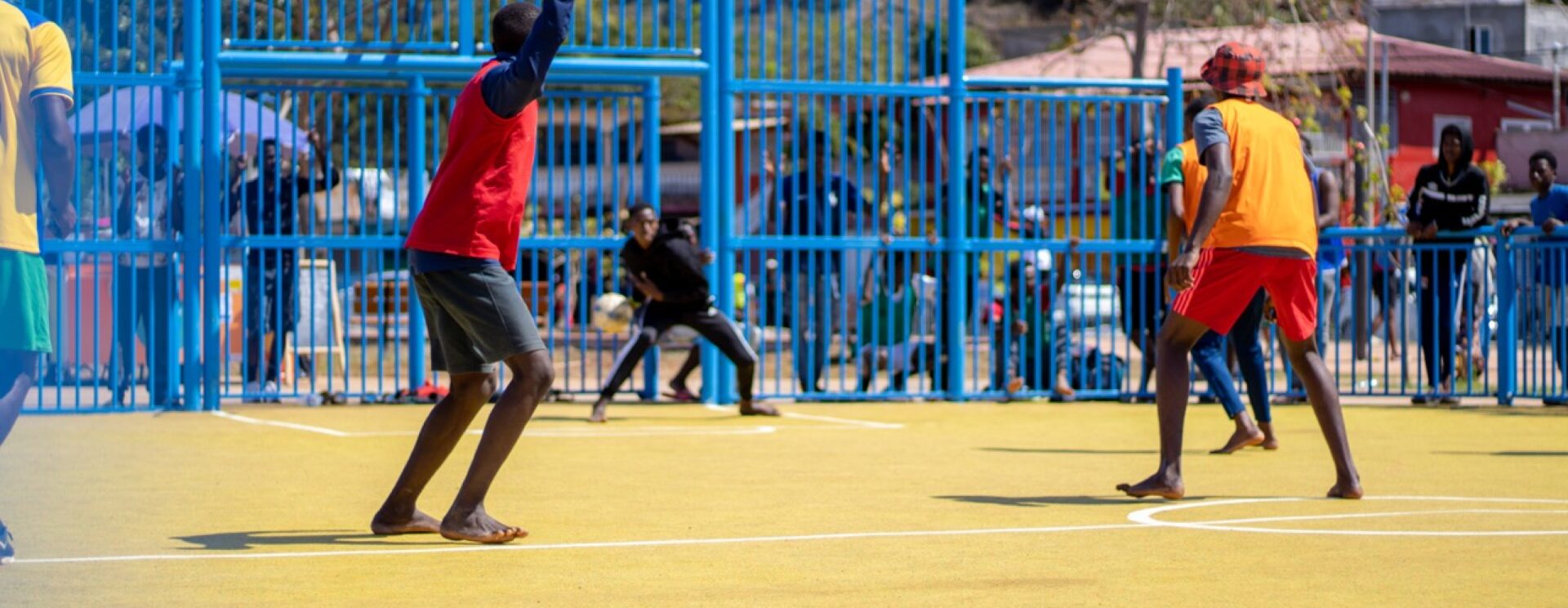 Match de football dans le city stade du parc Amina Oili