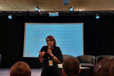 Personne avec un micro au séminaire ANRU - Agrandir l'image 9 sur 17, fenêtre modale