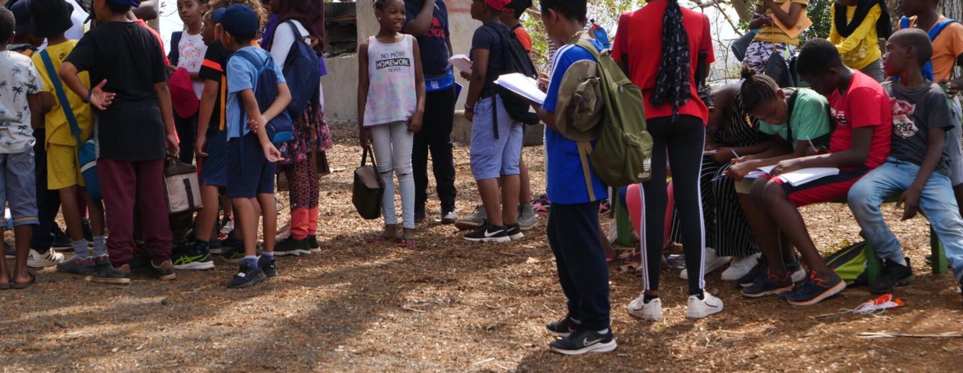 Groupe d'enfants dans un parc arboré