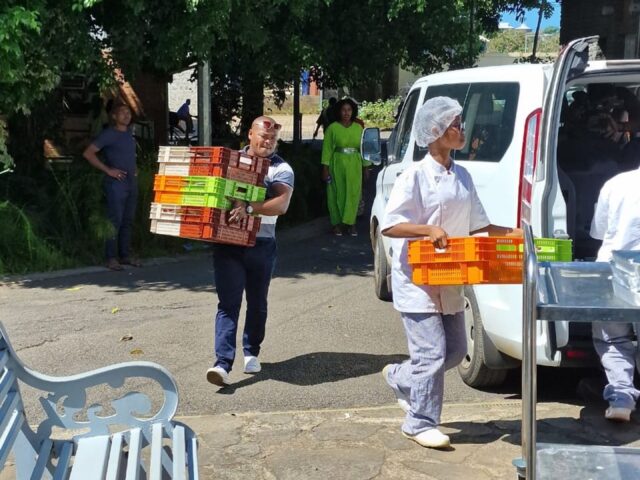 deux personnes chargent des repas dans le véhicule du CCAS - Agrandir l'image, fenêtre modale