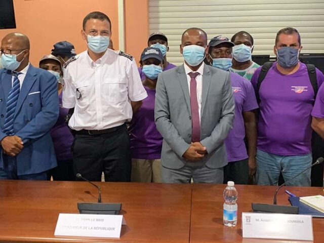 Groupe de personnes dont le maire de Mamoudzou posant pour une photo - Agrandir l'image, fenêtre modale