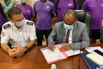 Signature d'une convention entre le DTPN et le maire de Mamoudzou - Agrandir l'image 1 sur 2, fenêtre modale