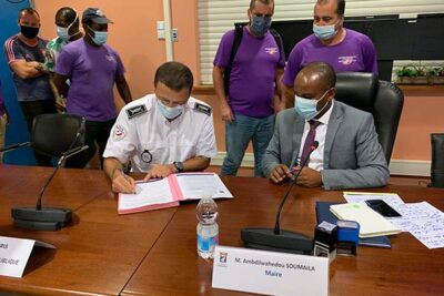 Signature d'une convention entre le DTPN et le maire de Mamoudzou - Agrandir l'image 2 sur 2, fenêtre modale