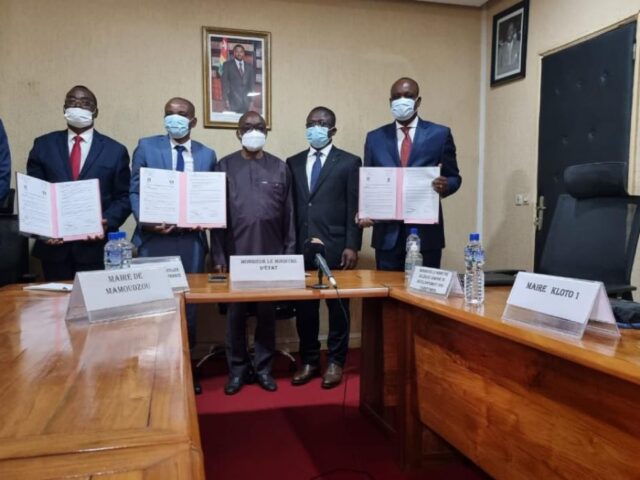 Signature de la convention de jumelage au Togo - Agrandir l'image, fenêtre modale