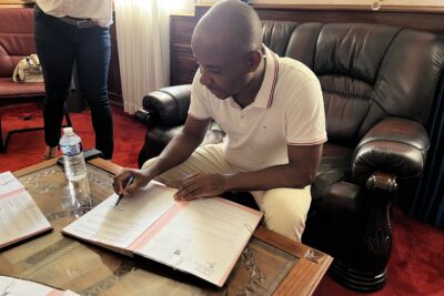 Le maire de Mamoudzou signe la convention de partenariat entre l'État et la Ville portant sur les contrats Parcours Emploi Compétences - Agrandir l'image 1 sur 2, fenêtre modale