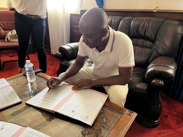 Le maire de Mamoudzou signe la convention de partenariat entre l'État et la Ville portant sur les contrats Parcours Emploi Compétences - Agrandir l'image, fenêtre modale