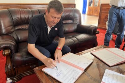 Le préfet de Mayotte signe la convention de partenariat entre l'État et la Ville portant sur les contrats Parcours Emploi Compétences - Agrandir l'image 2 sur 2, fenêtre modale