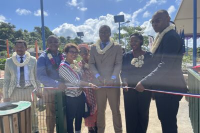 Coupure du ruban lors de l'inauguration de l'aire de jeu de M'tsapéré - Agrandir l'image 2 sur 4, fenêtre modale