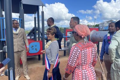 Visite des élus lors de l'inauguration de l'aire de jeu de M'tsapéré - Agrandir l'image 3 sur 4, fenêtre modale