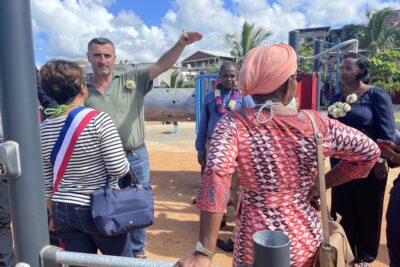 Présentation des modules lors de l'inauguration de l'aire de jeu de M'tsapéré - Agrandir l'image 4 sur 4, fenêtre modale