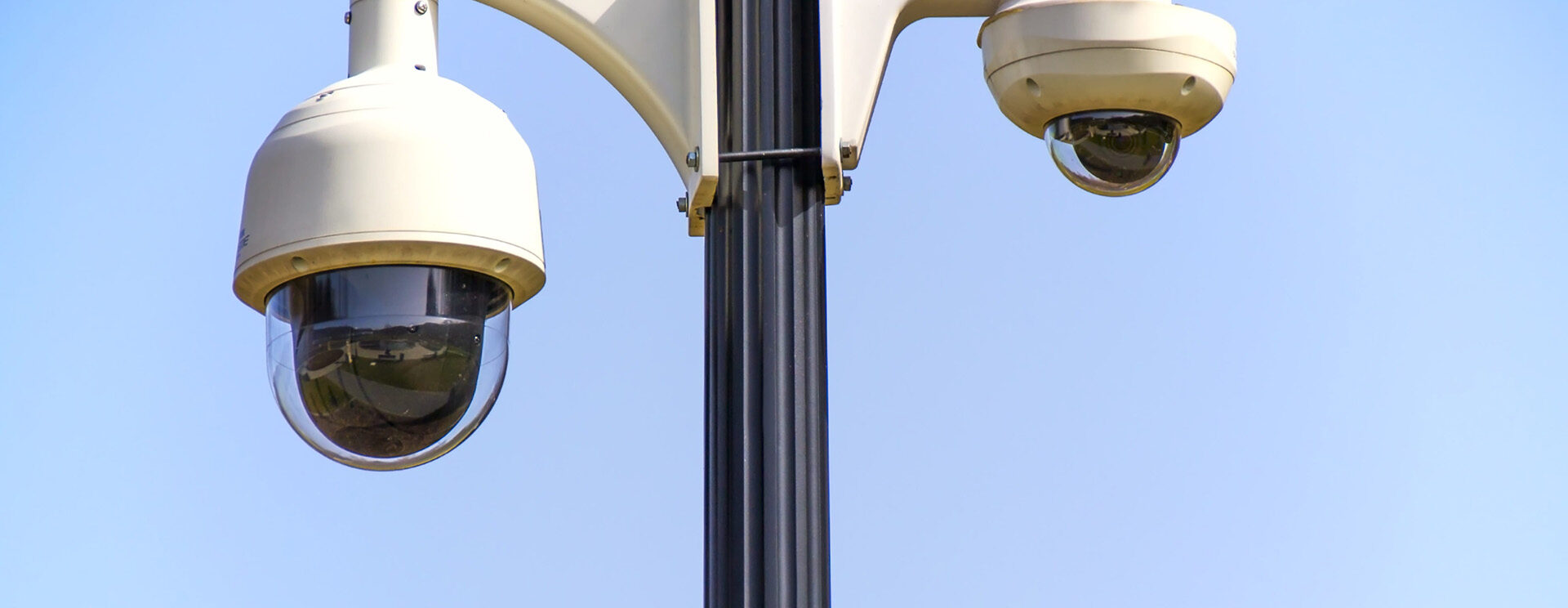 Caméras de vidéo protection sur un poteau