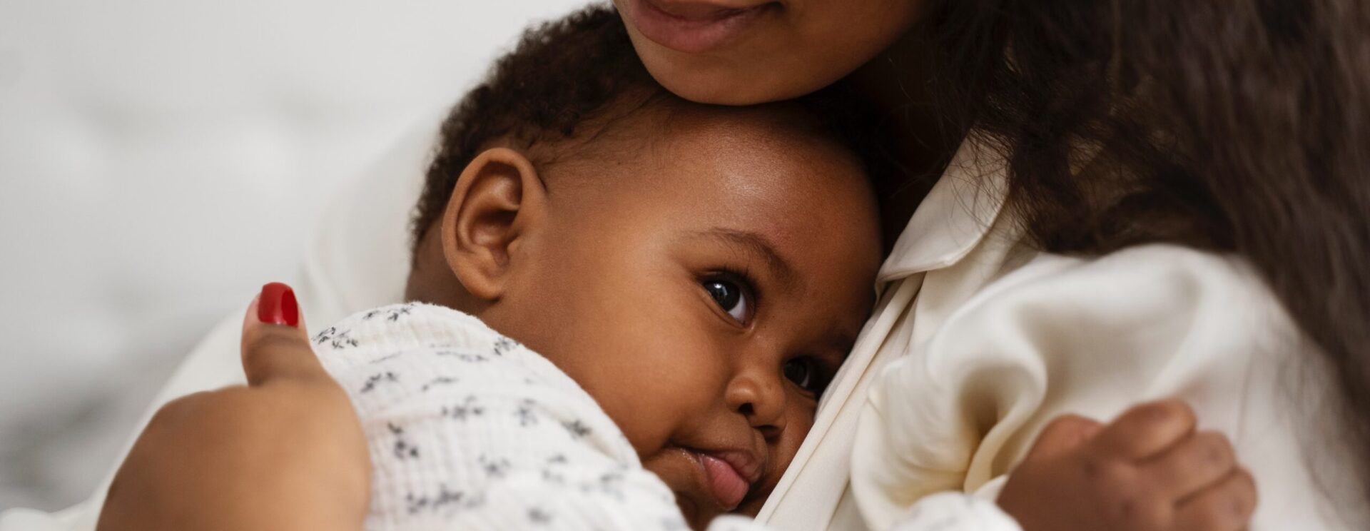 Bébé dans les bras d'une femme