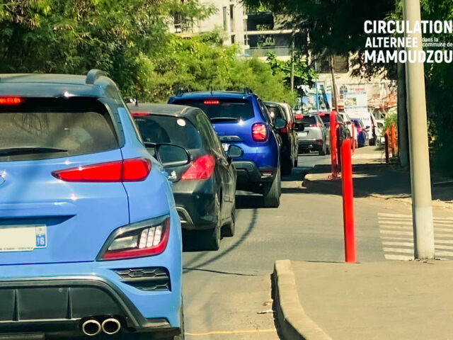 Embouteillage à Mamoudzou - Agrandir l'image, fenêtre modale