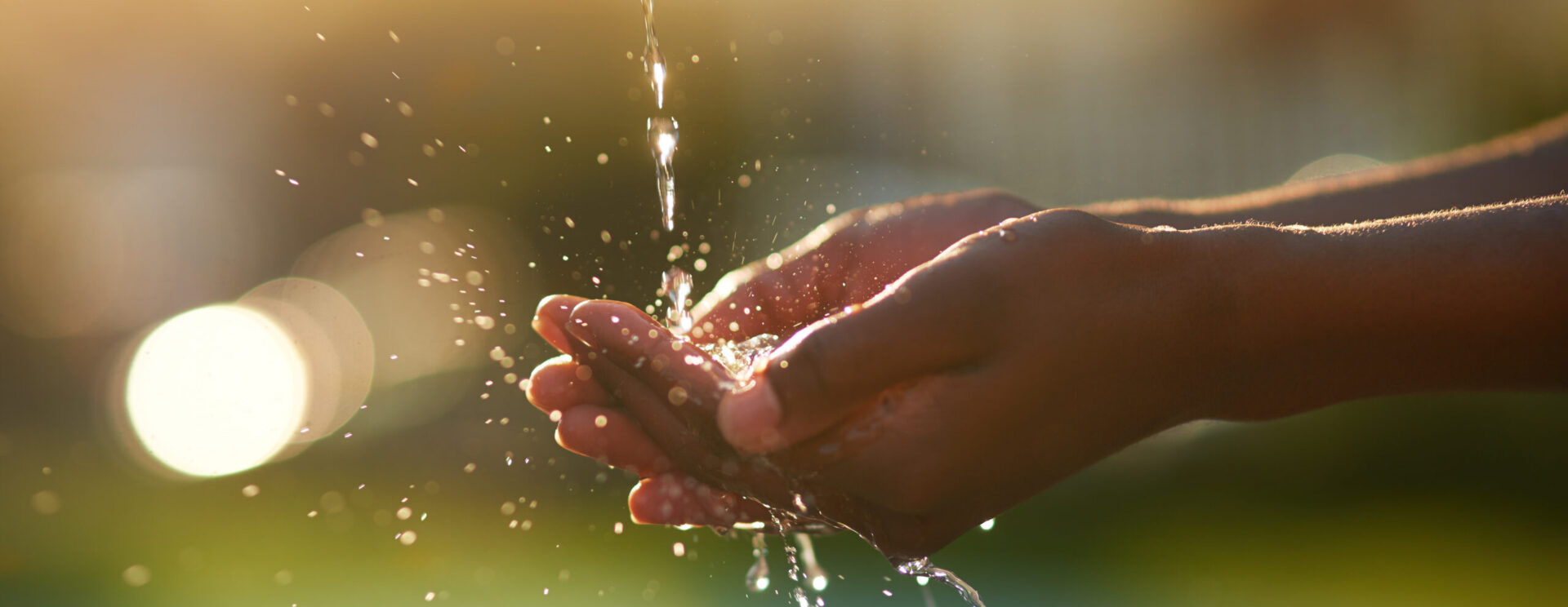 Eau qui coule dans des mains
