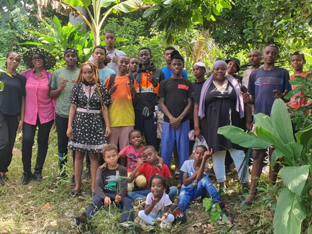 Groupe d'enfants en sortie découverte dans la nature - Agrandir l'image, fenêtre modale