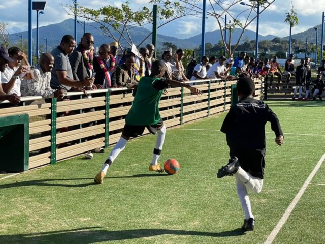 Jeunes garçons jouant au football sur un plateau sportif devant un public - Agrandir l'image, fenêtre modale