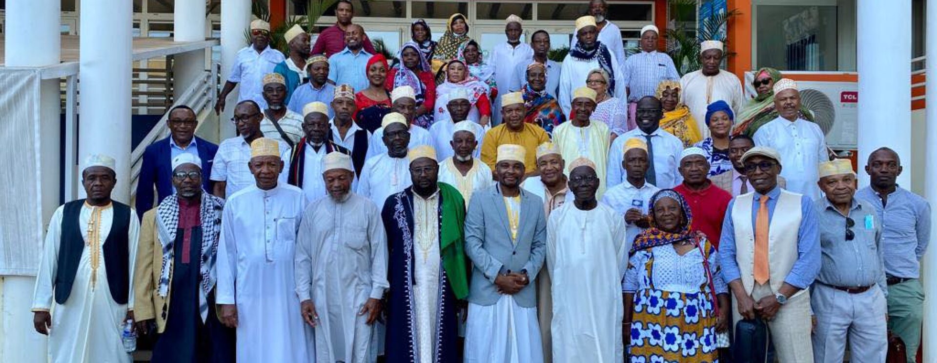 Groupes de personnes âgées posant devant l'hôtel de ville avec le maire de Mamoudzou.