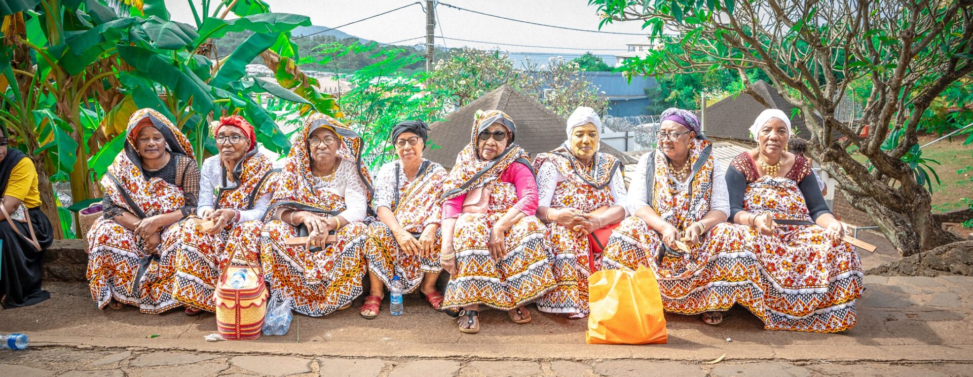 Groupes de femmes en salouvas assises sur un chemin en hauteurs à Mamoudzou