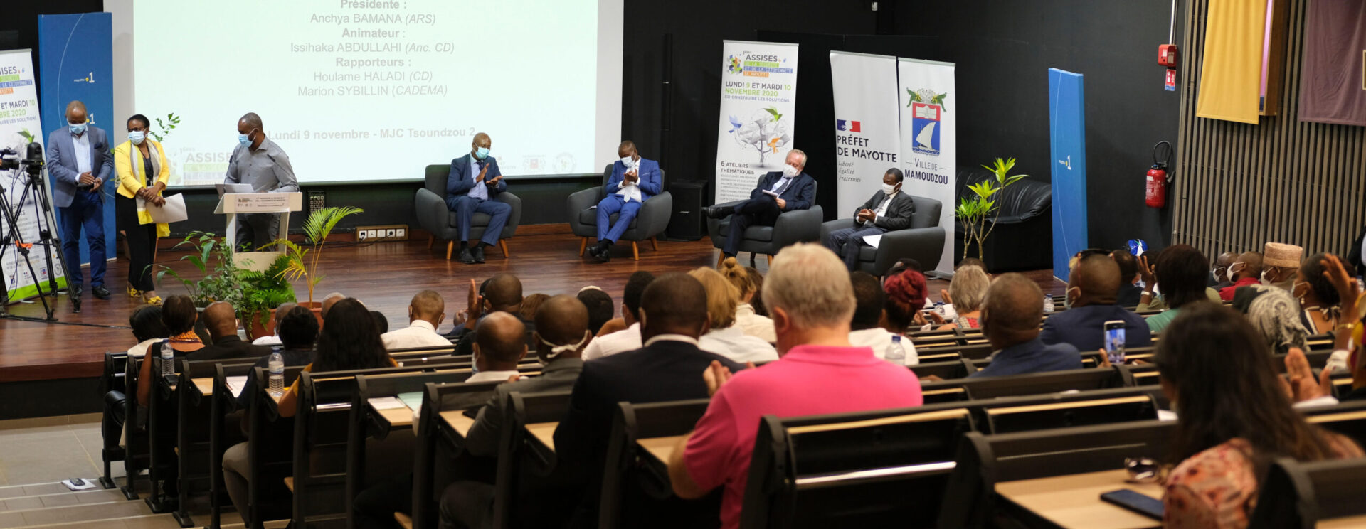 Public assis regardant un panel de présentation lors des assises de la sécurité de Mamoudzou