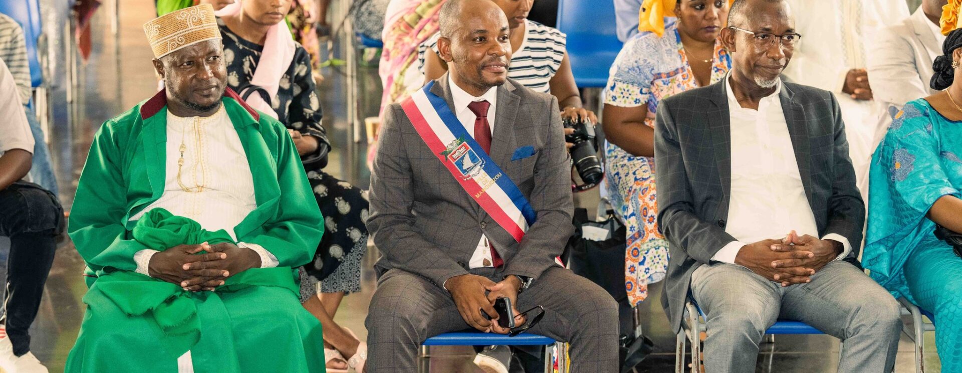 Maire de Mamoudzou et les invités écoutant la conférence de la journée du vivre ensemble 2022