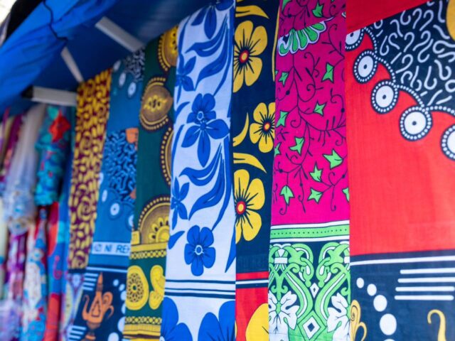Tissus suspendus dans le stand d'une foire à Mamoudzou - Agrandir l'image, fenêtre modale