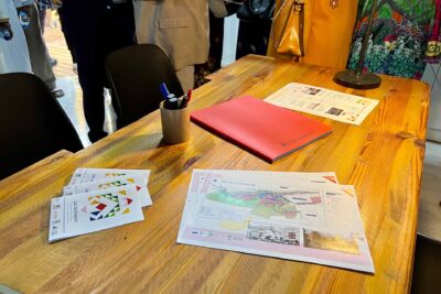 Dépliants sur la table de la maison du projet de la ZAC de Doujani - Agrandir l'image 8 sur 8, fenêtre modale