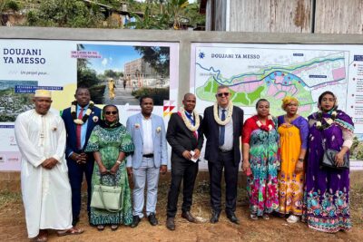 Elus de Mamoudzou, conseiller départemental et président de l'EPFAM posant devant les panneaux d'information de la ZAC de Doujani - Agrandir l'image 2 sur 8, fenêtre modale