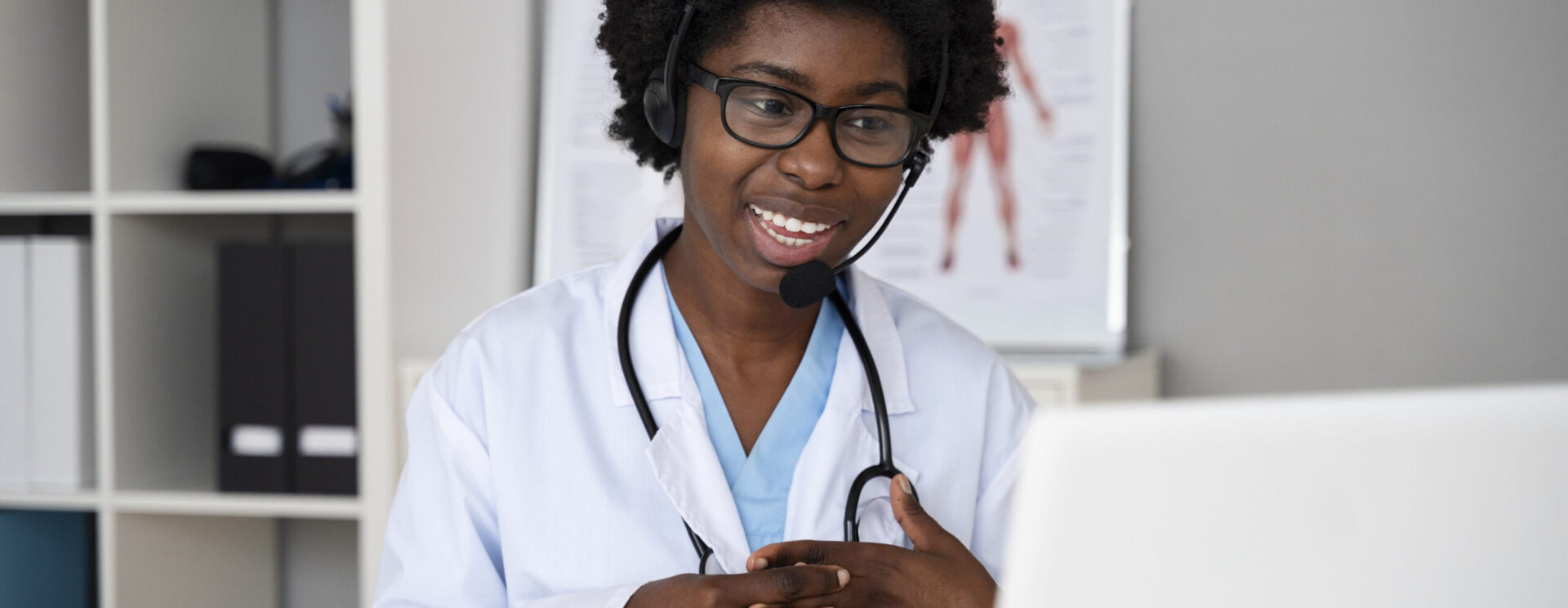 Jeune femme médecin en téléconsultation