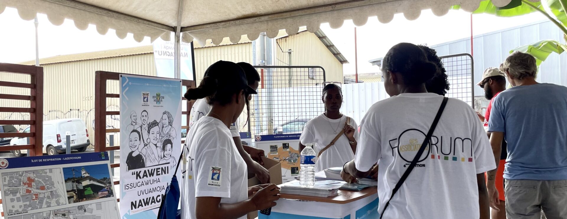 Stand d'accueil de l'équipe organisatrice du forum des associations de Kaweni.