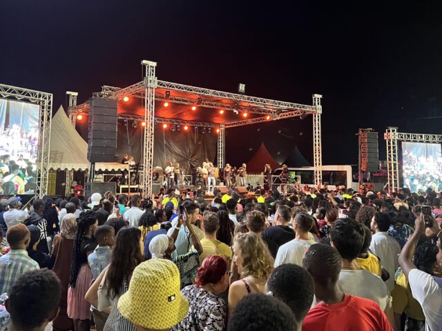 Vue d'ensemble du public et de la scène du Festival International des Arts de Mamoudzou SANAA 2023 - Agrandir l'image, fenêtre modale