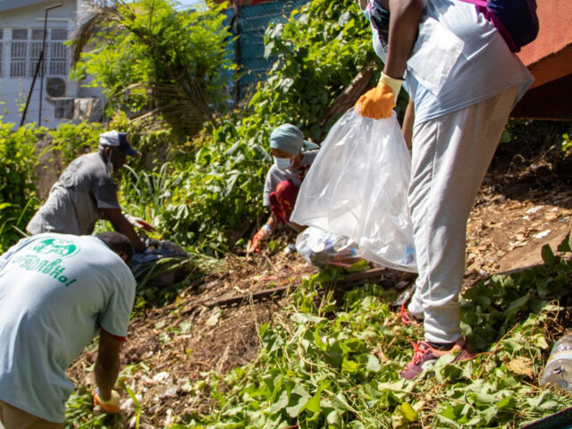 Agents municipaux de Mamoudzou ramassant des déchets à l'occasion de l'opération de nettoyage Urahafu na unono - Agrandir l'image, fenêtre modale