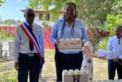 Pose de la première pierre par la présidente d'AL'MA Carla Baltus lors du lancement du chantier de la future résidence jeunes actifs - Agrandir l'image 3 sur 5, fenêtre modale