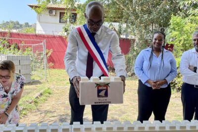 Pose de la première pierre par l'adjoint au maire Hamidani Magoma lors du lancement du chantier de la future résidence jeunes actifs - Agrandir l'image 1 sur 5, fenêtre modale
