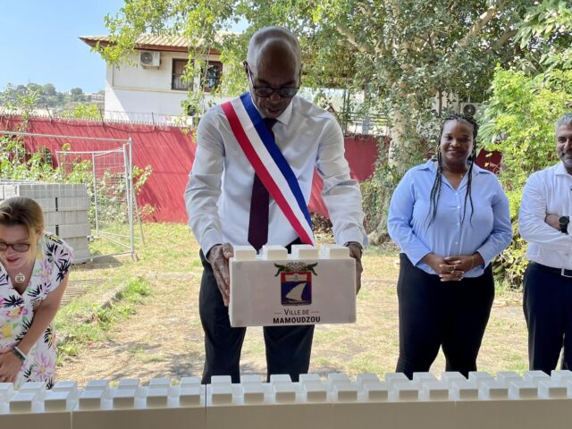 Pose de la première pierre par l'adjoint au maire Hamidani Magoma lors du lancement du chantier de la future résidence jeunes actifs - Agrandir l'image, fenêtre modale