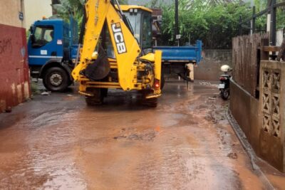 Les agents des services techniques de Mamoudzou déblayent la route après de fortes pluies. - Agrandir l'image 3 sur 3, fenêtre modale