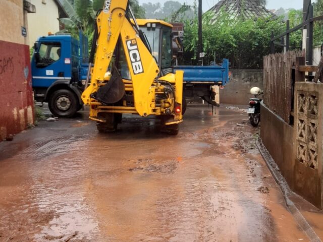 Les agents des services techniques de Mamoudzou déblayent la route après de fortes pluies. - Agrandir l'image, fenêtre modale