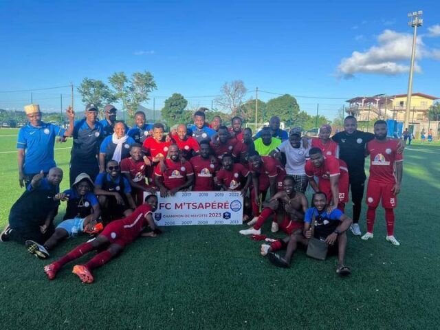 Photo de groupe des joueurs et encadrants du Football Club de M'tsapéré - Agrandir l'image, fenêtre modale