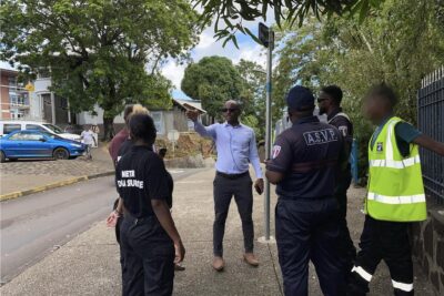 Le maire de Mamoudzou, Ambdilwahedou Soumaïla, et plusieurs agents ASVP entrain de discuter sur un trottoir. - Agrandir l'image 4 sur 6, fenêtre modale