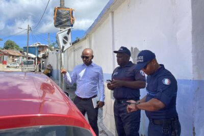 Le maire de Mamoudzou, Ambdilwahedou Soumaïla, et deux agents ASVP devant un véhicule. - Agrandir l'image 6 sur 6, fenêtre modale