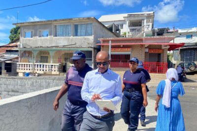 Le maire de Mamoudzou, Ambdilwahedou Soumaïla, et deux agents ASVP marchant dans la rue. - Agrandir l'image 5 sur 6, fenêtre modale