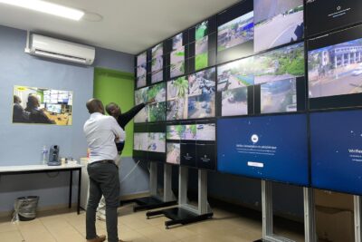 Le maire de Mamoudzou, Ambdilwahedou Soumaïla, entrain de regarder les écrans du centre de supervision urbain - Agrandir l'image 1 sur 6, fenêtre modale