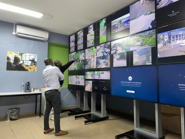 Le maire de Mamoudzou, Ambdilwahedou Soumaïla, entrain de regarder les écrans du centre de supervision urbain - Agrandir l'image, fenêtre modale