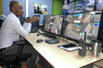 Le maire de Mamoudzou, Ambdilwahedou Soumaïla, devant les écrans du centre de supervision urbain. - Agrandir l'image 2 sur 6, fenêtre modale