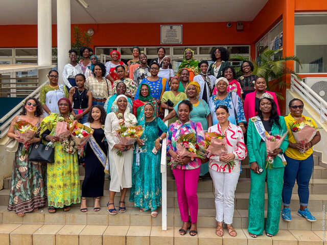 Photo de groupe des intervenantes et de participantes à la Journée internationale des droits des femmes à l'hôtel de ville de Mamoudzou - Agrandir l'image, fenêtre modale