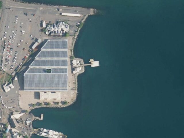 Vue satellite du front de mer de Mamoudzou, du quai de l'amphidrome jusqu'au quai de la barge - Agrandir l'image, fenêtre modale