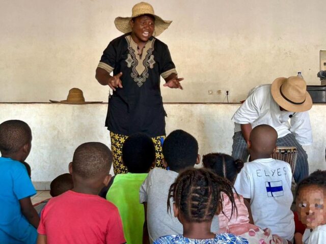 Conteur entrain de raconter une histoire à des enfants pour le mois du conte - Agrandir l'image, fenêtre modale