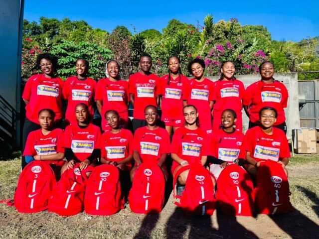 équipe féminine U18 du Handball club de M'tsapéré - Agrandir l'image, fenêtre modale