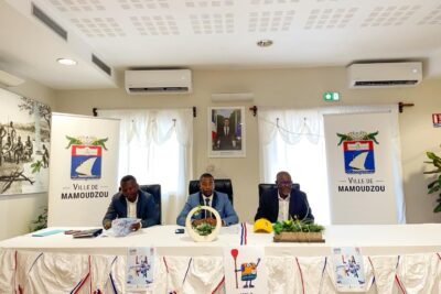 L'adjoint au maire en charge de l'excellence sportive, Toiyifou Ridjali (au centre), lors de la conférence de presse pour le lancement des inscriptions avec Zaidou Tavanday (à gauche) et Tostao Mohamed Ahmada (à droite) - Agrandir l'image 2 sur 5, fenêtre modale